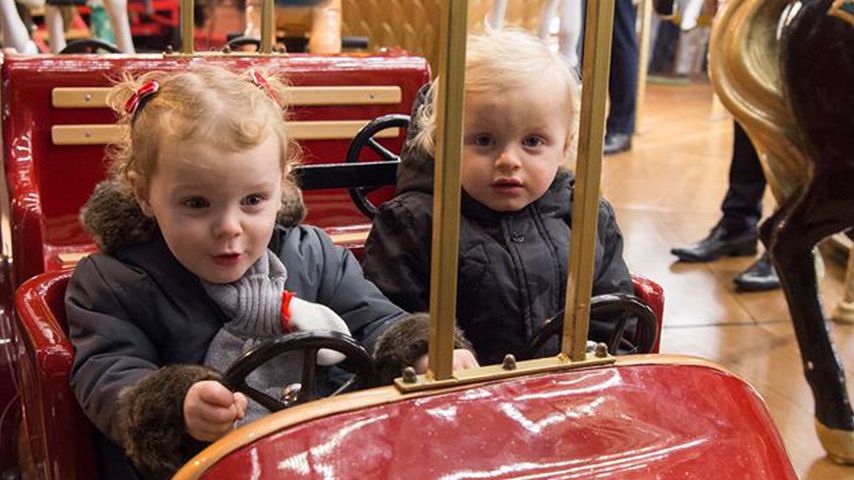 Prinzessin Gabriella und Prinz Jacques bei der Karussell-Fahrt auf dem Weihnachtsmarkt