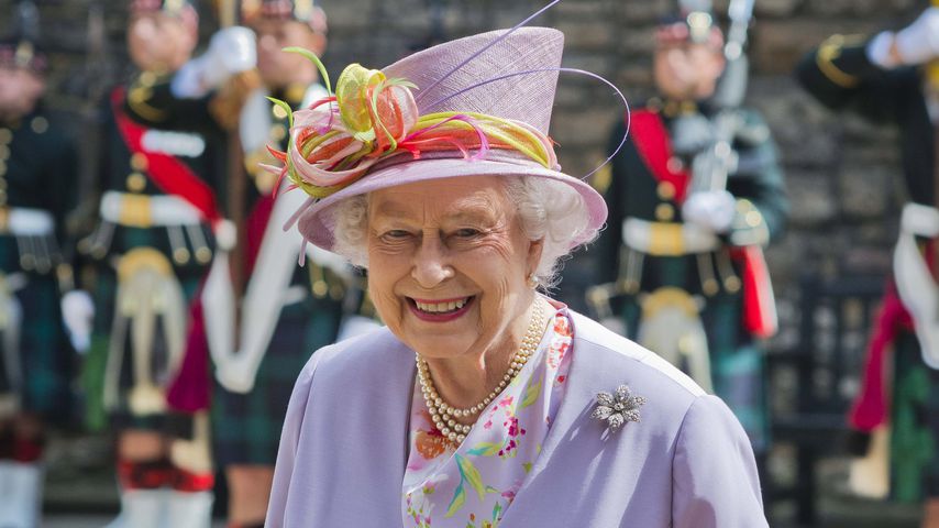 Queen Elizabeth II. vor dem National War Museum in Schottland