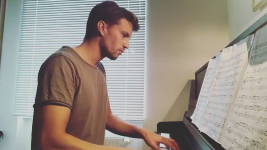 Raúl Richter: Mit diesem Piano-Cover verzaubert er die Ladys