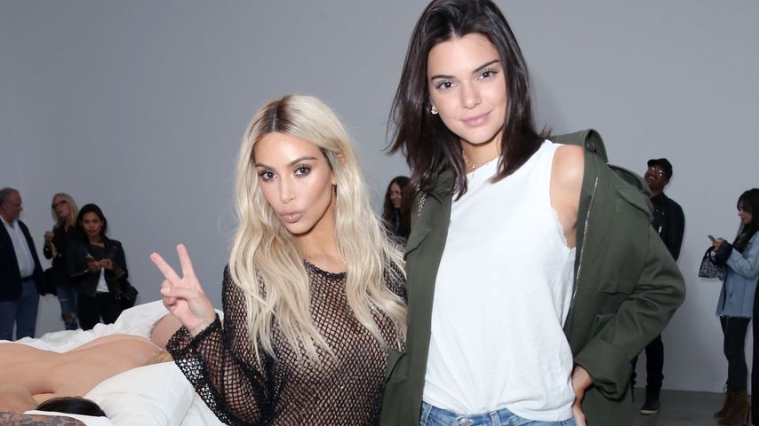 Kim Kardashian und Kendall Jenner bei einer Ausstellung