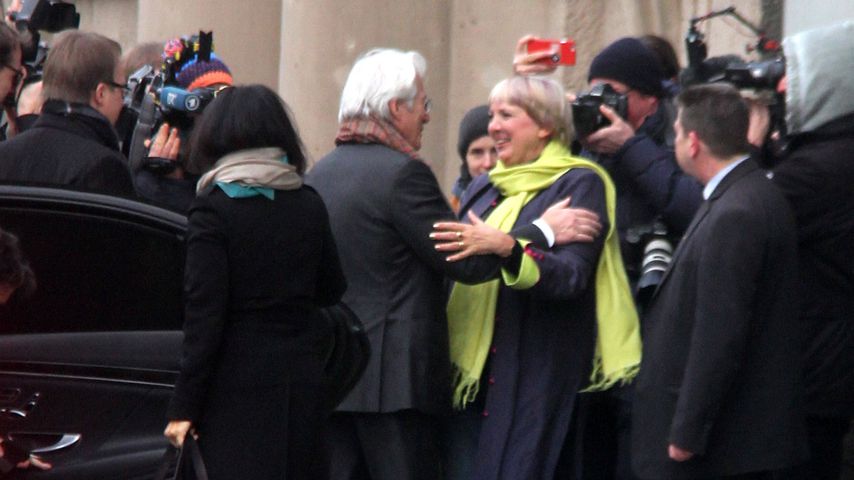 Richard Gere begrüßt Claudia Roth in Berlin