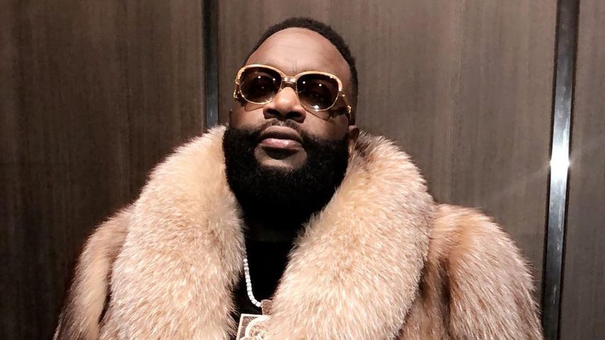 Rick Ross posiert im Pelzmantel