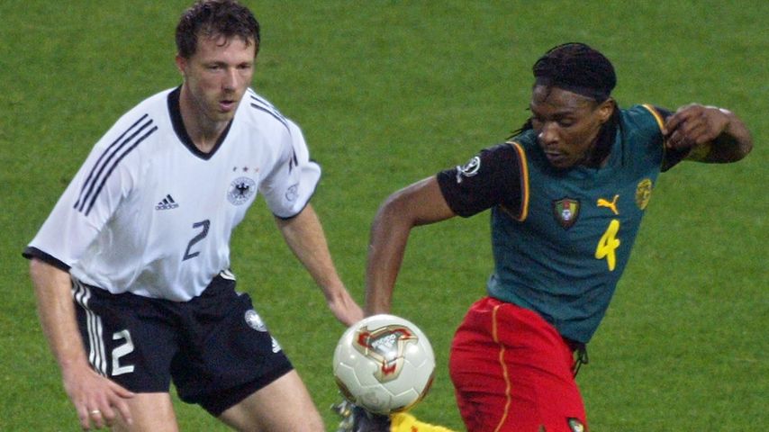 Rigobert Song (l.) im Duell mit Thomas Linke