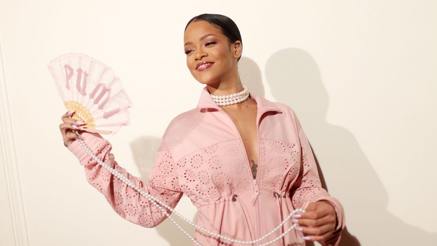 Rihanna strahlt in pinkem Outfit mit Perlenkette in Paris