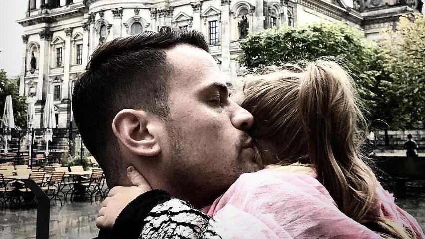 Rocco Stark mit Tochter Amelia vor dem Berliner Dom