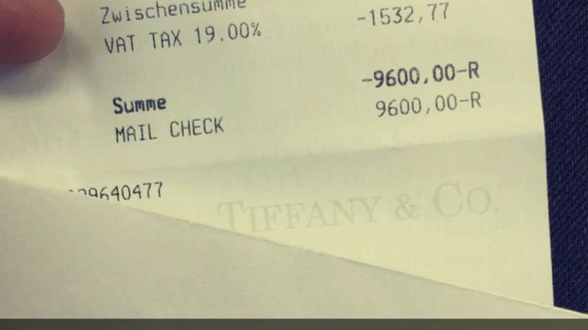 Rocco Stark zeigt einen Kassenzettel von Tiffany & Co.