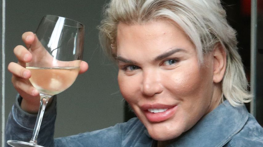 Rodrigo Alves in einem Restaurant in Mailand