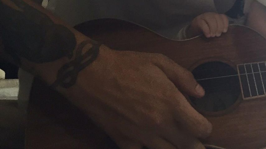 Sänger Louis Tomlinson mit seinem Sohn