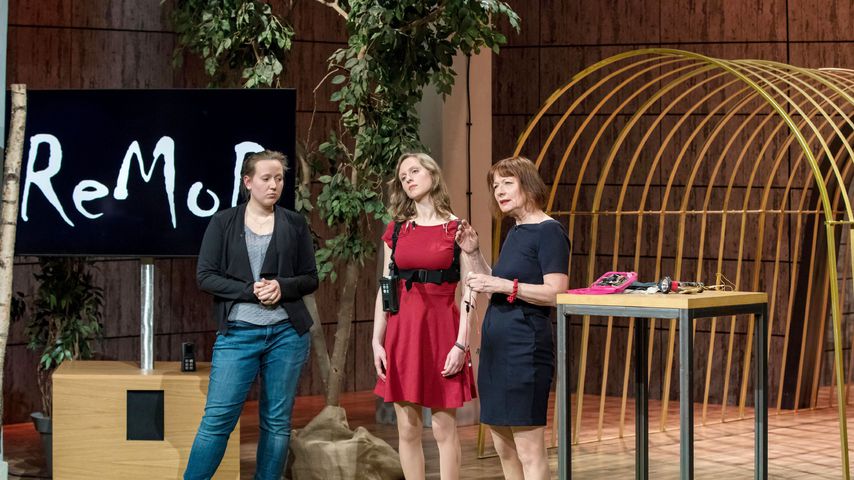 Saskia Holodynski, Dindia Gutmann und Anna Vonnemann präsentieren ihr Produkt "MovEAid"