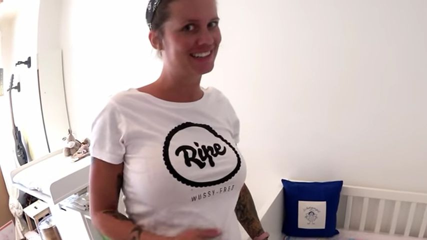 Schwangere Pia Tillmann neben Kinderbettchen