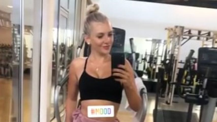 Hose vergessen: Evelyn Burdecki macht Sport-Pants aus Shirt!