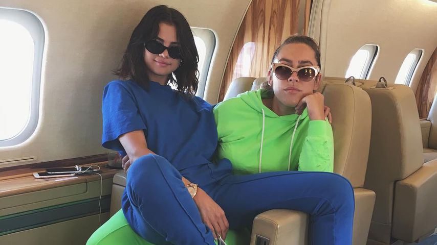 Selena Gomez und Theresa Mingus im Flugzeug