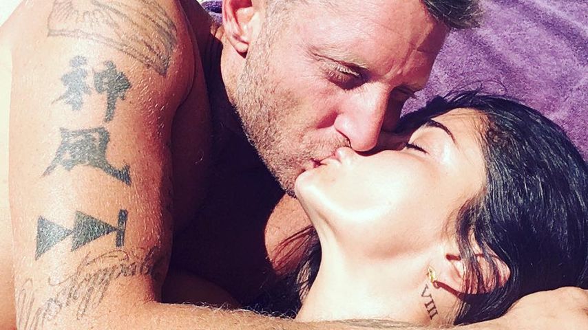 Shermine Shahrivar und Lapo Elkann küssen sich im August 2016