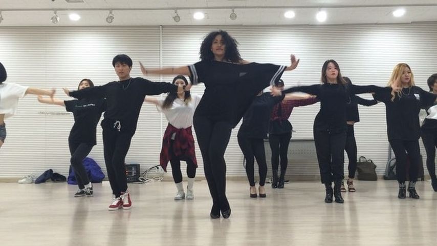 Shirlene Quigley im Tanzstudio