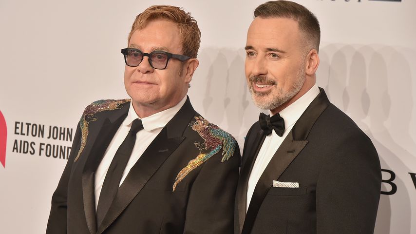 Sir Elton John mit Ehemann David Furnish auf dem roten Teppich