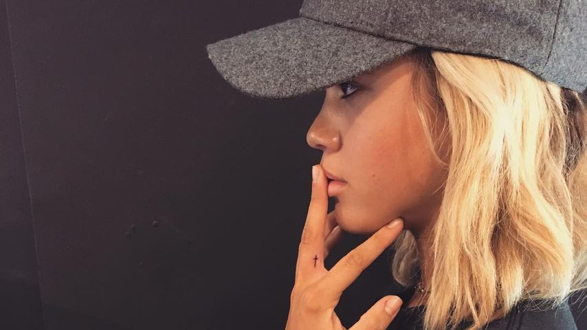 Sofie Richie mit ihrem neuen Kreuz-Tattoo am Mittelfinger