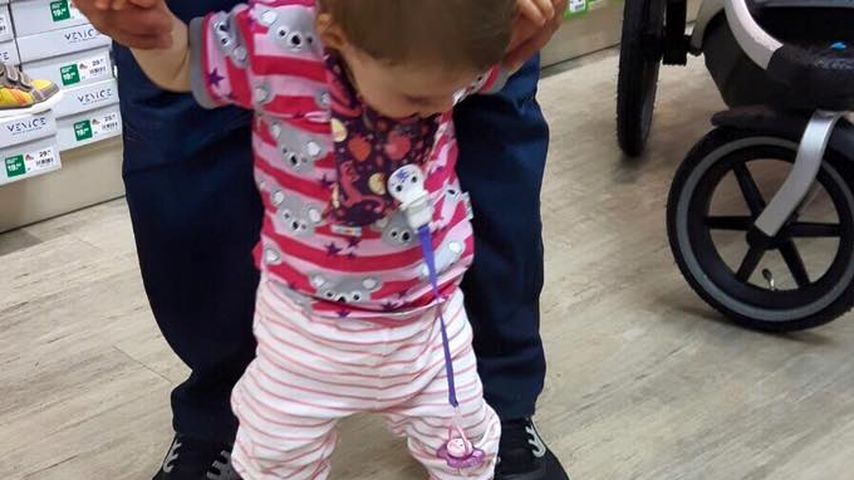 Sophia Cordalis mit ihren ersten Lauflernschuhen