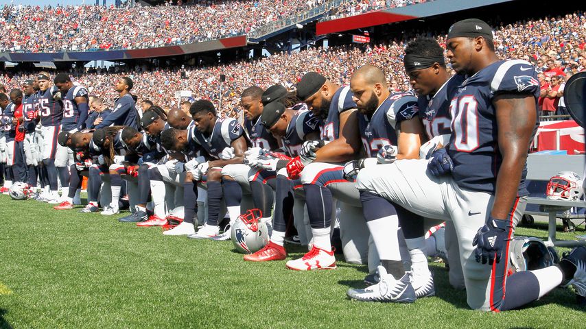 Spieler der "New England Patriots" während der Nationalhymne
