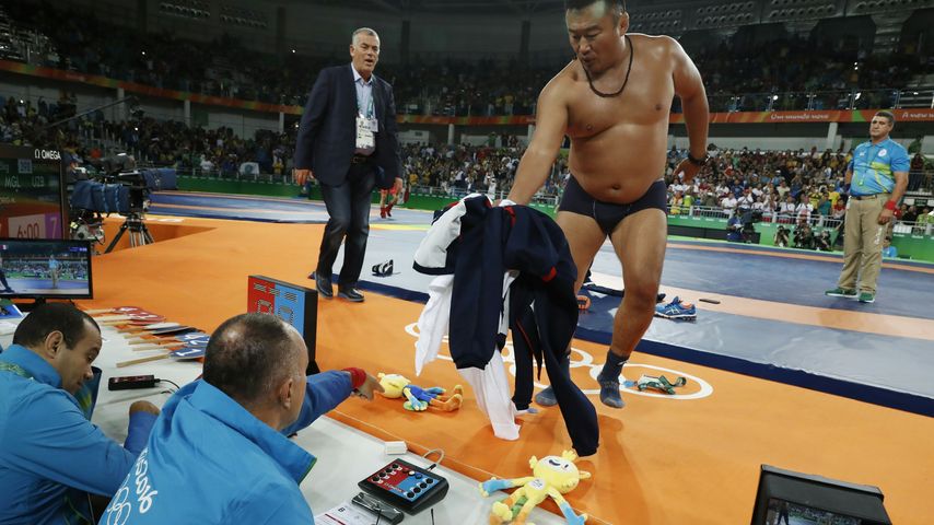 Striptease-Protest der monoglischen Trainer