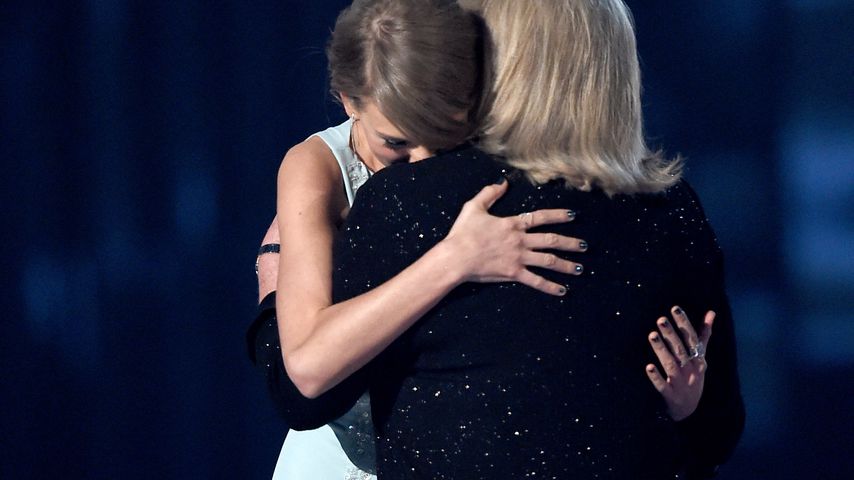 Taylor Swift und Mama Andera bei der Verleihung des Milestone Awards 2015