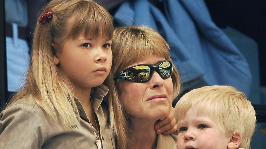 Terri Irwin mit ihren Kindern Bindi und Robert Clarence bei der Beerdigung von Steve Irwin