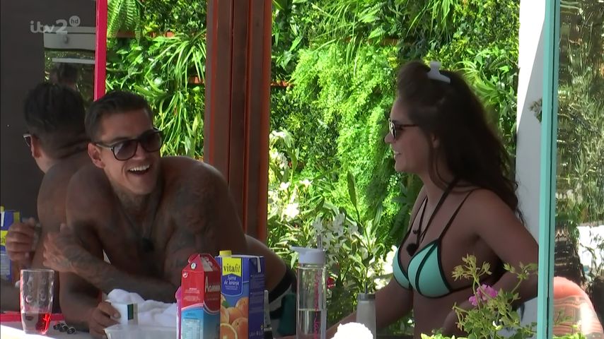 Terry Walsh und Emma-Jane Woodham in einer Szene von "Love Island"