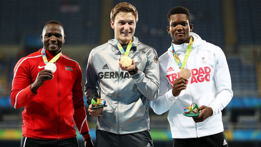 Thomas Röhler (Mitte) mit seinen Gegnern aus Trinidad & Tobago und Kenia bei der Siegerehrung