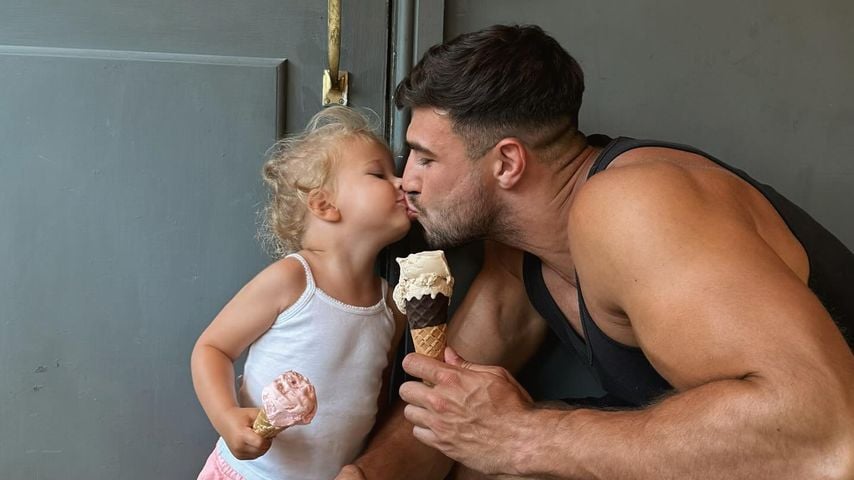 Tommy Fury mit seiner Tochter Bambi im Urlaub