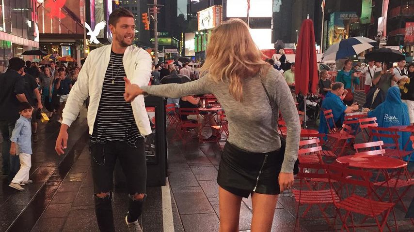 Toni Garrn und Chandler Parsons halten sich an den Händen