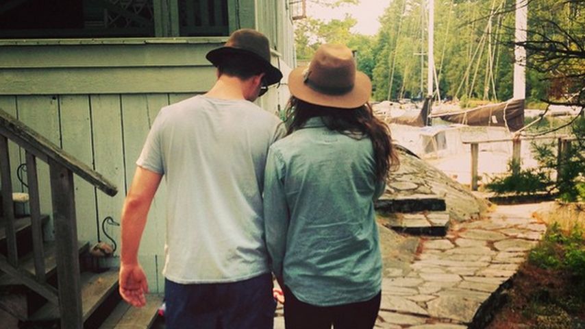 Troian Bellisario und Patrick J. Adams