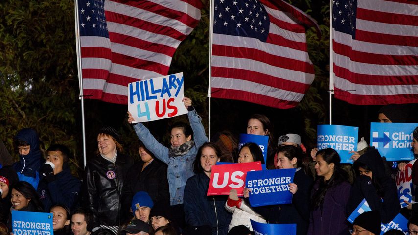 Unterstützer von Hillary Clinton, während des Wahlkampfes mit HIllary 4 US Schild