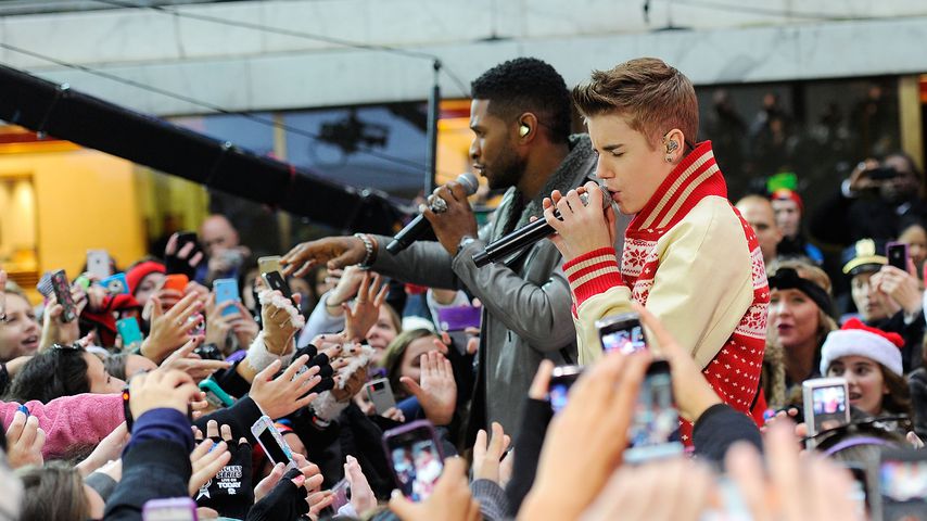 Usher und Justin Bieber bei einem Konzert