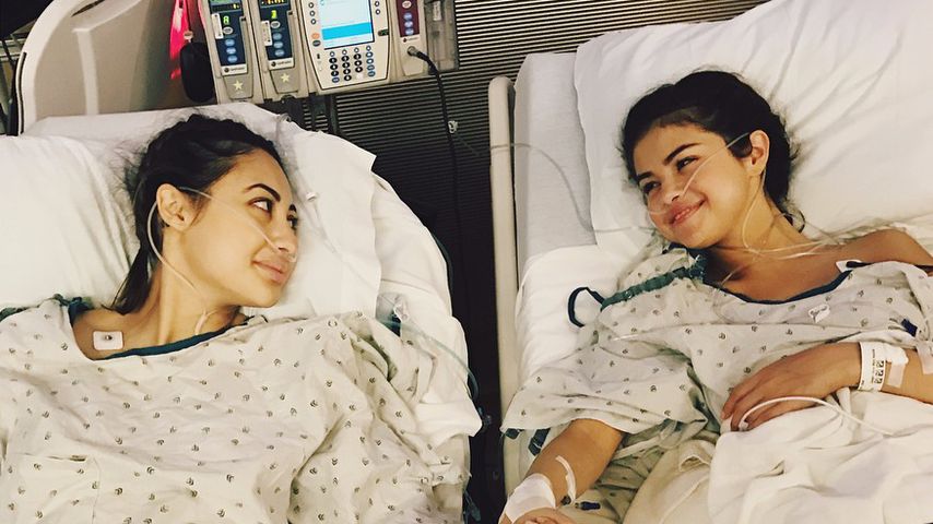 Sängerin Selena Gomez und ihre Nierenspenderin Francia Raisa (links) im Krankenhaus