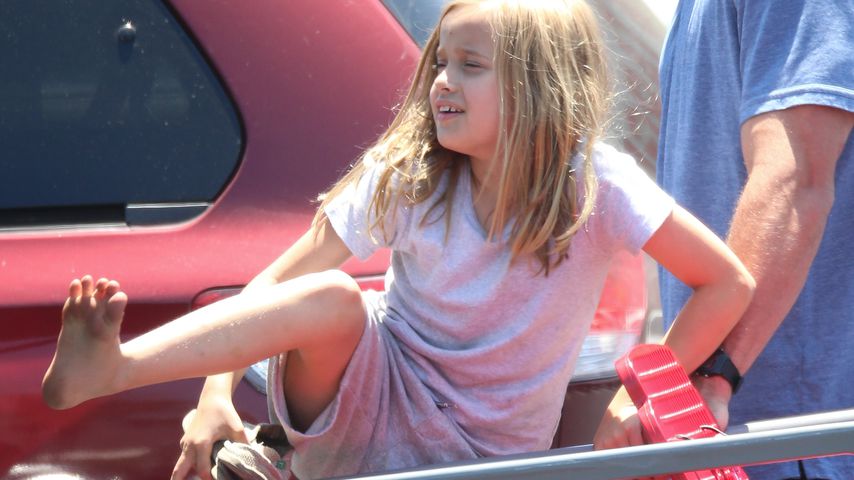 Vivienne Jolie-Pitt barfuß bei einem Einkaufstrip