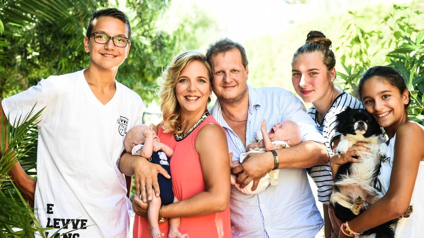 Volkan, Daniela mit Diego, Jens Büchner mit Jenna, Joelina-Shirin und Jada