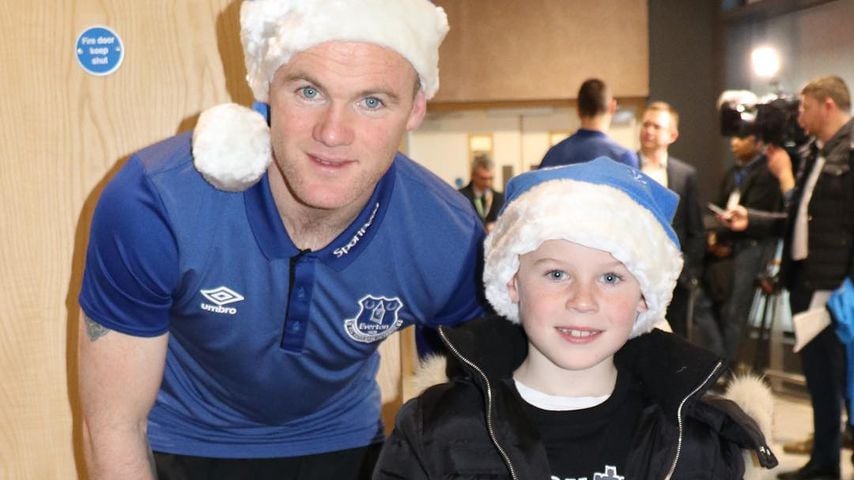 Wayne Rooney mit seinem Sohn Kai bei einem Charity-Event, Weihnachten 2017