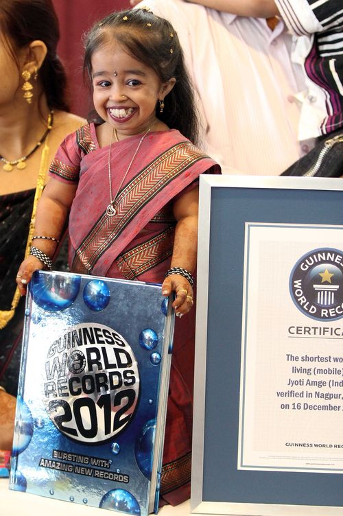Jyoti Amge ist die kleinste Frau der Welt! | Promiflash.de