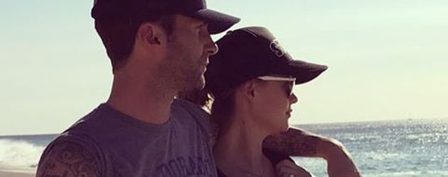 Adam Levine, Behati Prinsloo und ihre Tochter am Strand Adam Levine, Behati Prinsloo und ihre Tochter am Strand