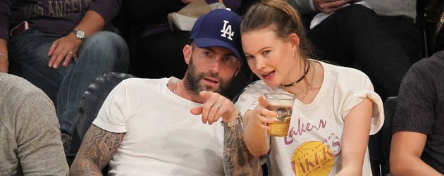 Adam Levine und Behati Prinsloo beim Lakers Spiel in L.A. Adam Levine und Behati Prinsloo beim Lakers Spiel in L.A.