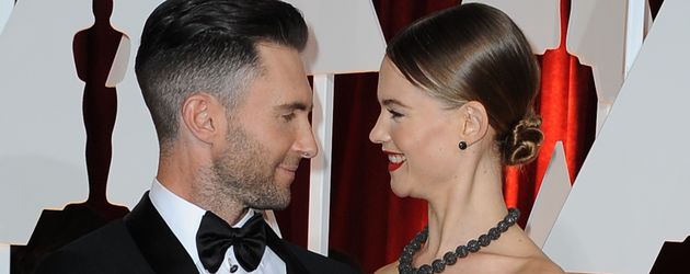 Adam Levine und Behati Prinsloo bei den Oscars 2015 Adam Levine und Behati Prinsloo bei den Oscars 2015