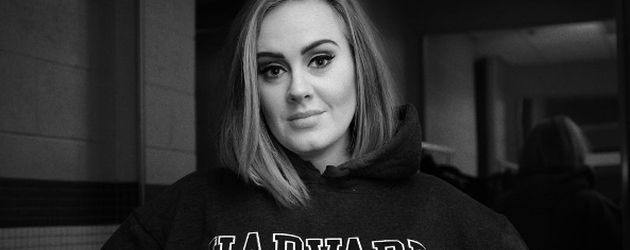 Adele in einem Havard-Sweatshirt Adele in einem Havard-Sweatshirt