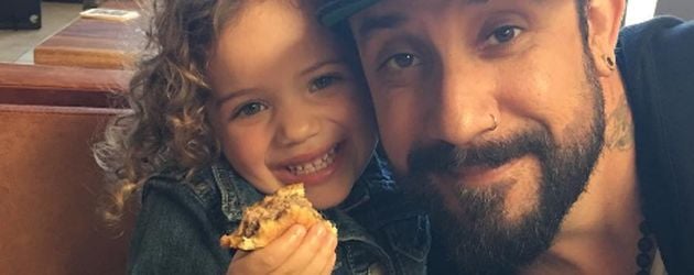 Ava McLean mit ihrem Papa AJ Ava McLean mit ihrem Papa AJ