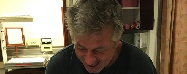 Alec Baldwin mit seinem neugeborenen Sohn Leonardo Alec Baldwin mit seinem neugeborenen Sohn Leonardo