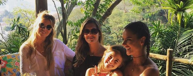 Alessandra Ambrosio mit Freunden und Tochter Anja bei einem Lunch in Rio de Janeiro Alessandra Ambrosio mit Freunden und Tochter Anja bei einem Lunch in Rio de Janeiro