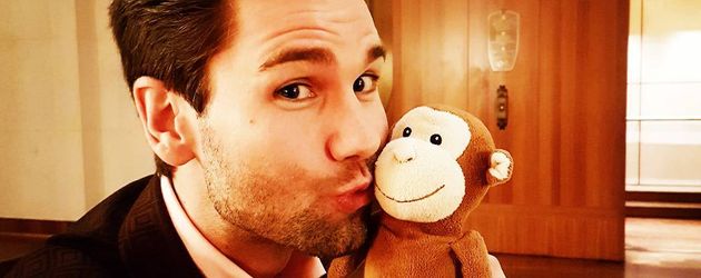 Alexander "Honey" Keen mit Plüsch-Affe Alexander "Honey" Keen mit Plüsch-Affe