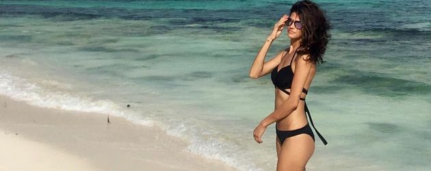 Alisar Ailabouni im Bikini am Meer Alisar Ailabouni im Bikini am Meer