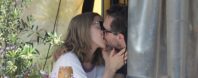 Amanda Seyfried und Thomas Sakoski knutschen in Los Angeles Amanda Seyfried und Thomas Sakoski knutschen in Los Angeles