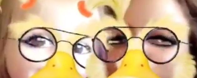 Amelia Stark (l.) und Kim Gloss beim Snapchatten Amelia Stark (l.) und Kim Gloss beim Snapchatten