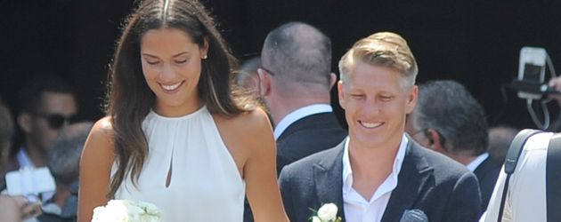 Ana und Bastian Schweinsteiger nach ihrer standesamtlichen Eheschließung Ana und Bastian Schweinsteiger nach ihrer standesamtlichen Eheschließung
