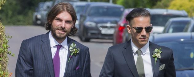 Andrew Robertson mit einem Freund auf dem Weg zur Kirche Andrew Robertson mit einem Freund auf dem Weg zur Kirche
